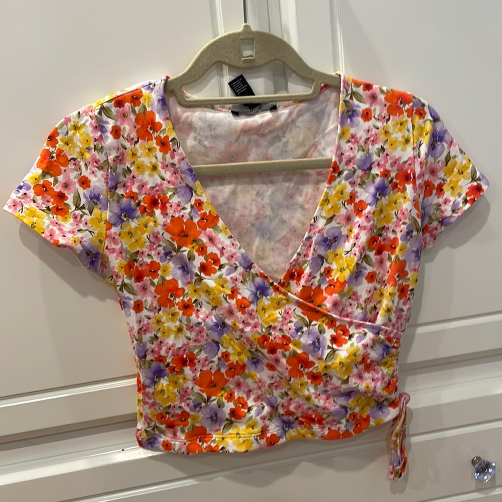 Cute floral crop top!🌼